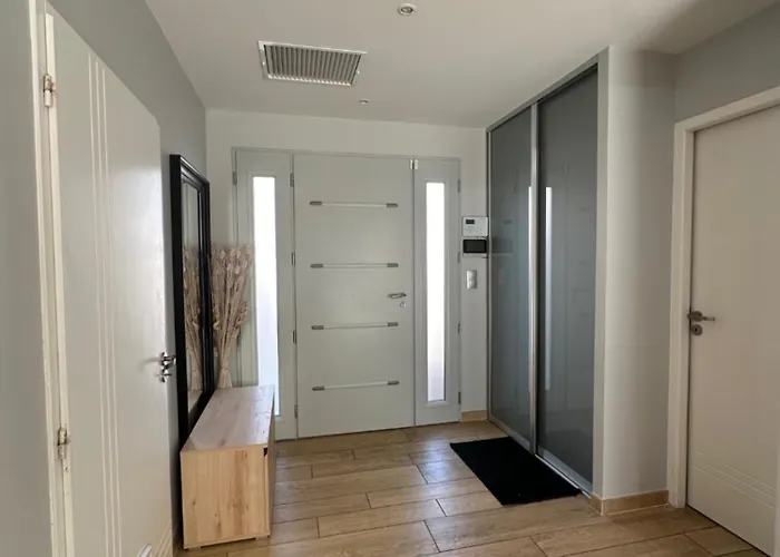 Maison Paisible Toute Equipee, Piscine Chauffee 别墅 *